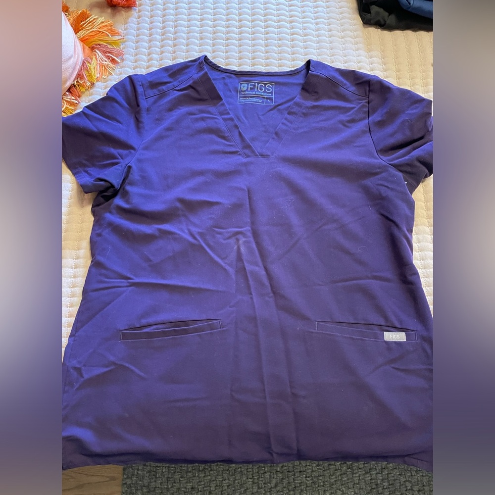 Women’s size large figs technical scrubs with jogger style pant and pocketed top